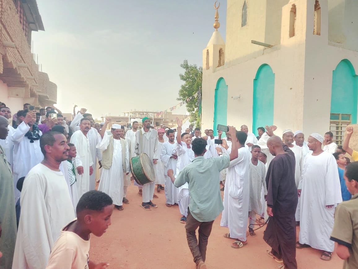 زفة المولد بمسيد الشيخ الزنادي بالمايقوما تجسد محبة النبي وتعظيم سيرته