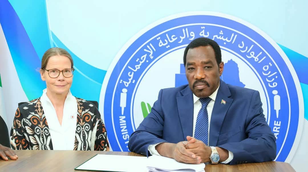 وزير الموارد البشرية يوقع اتفاقية للدعم الفني و المالي لخدمات التأهيل الحركي مع اللجنة الدولية للصليب الأحمر