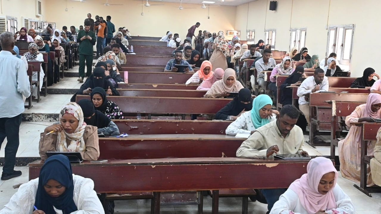 وزير الصحة الاتحادي يقف علي سير امتحانات التخصصات الطبية لاول مرة من العاصمة الخرطوم