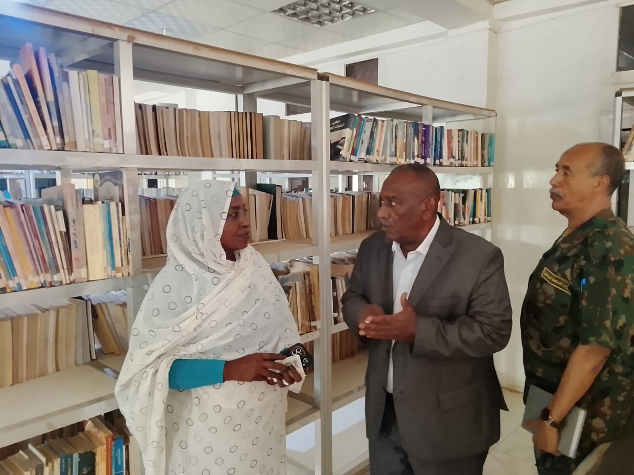 والي الجزيرة: المكتبات الأكاديمية ركيزة للمعرفة وتعهد باستكمال نواقص مكتبة المجمع الثقافي