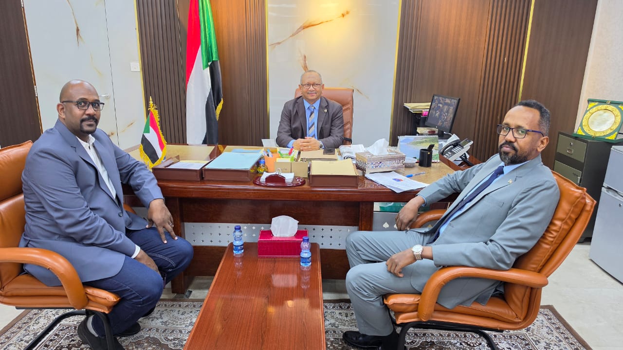 بعد إنطلاقة العمل بنظام الجواز المحدث في مسقط سفير السودان في سلطنة عمان يشيد بجهود الشرطة السودانية