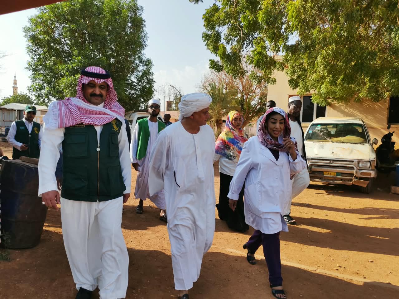 وفد إعلامي سعودي يتفقد مستشفيات أم درمان ويطلع على الدعم الطبي والإغاثي