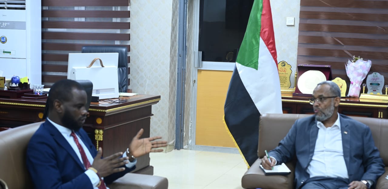 وزير الصحة الاتحادي يلتقي مدير عام الصحة والتنمية الاجتماعية ومنسق الشئون الإنسانية بإقليم دارفور