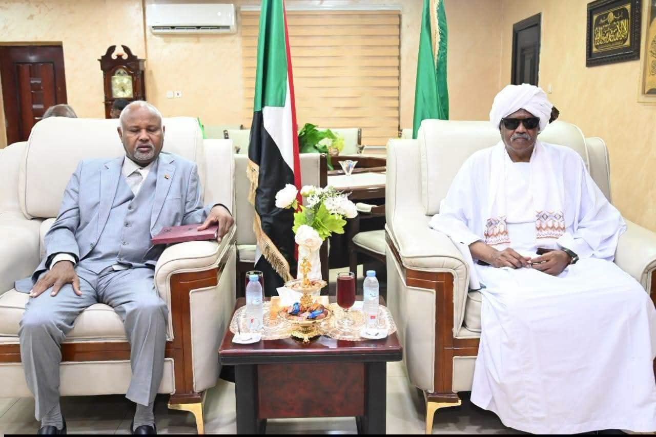 القضارف تبحث تسريع إجراءات الصادر والوارد وتعزيز الرقابة بالميناء الجاف