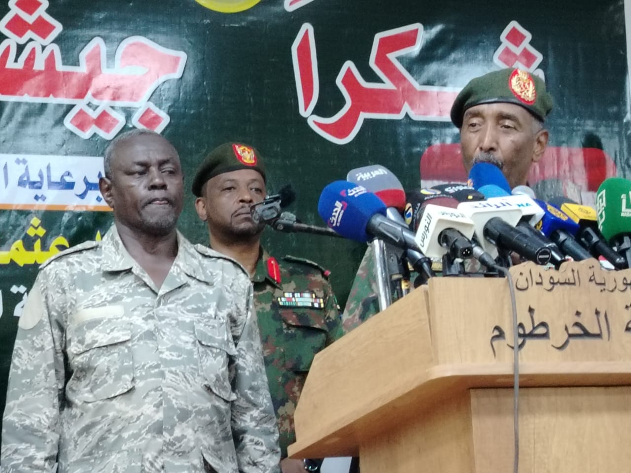 البرهان يوجه والي الخرطوم بعدم مضايقة بائعات الشاي والتسهيل في إجراءات حظر التجوال