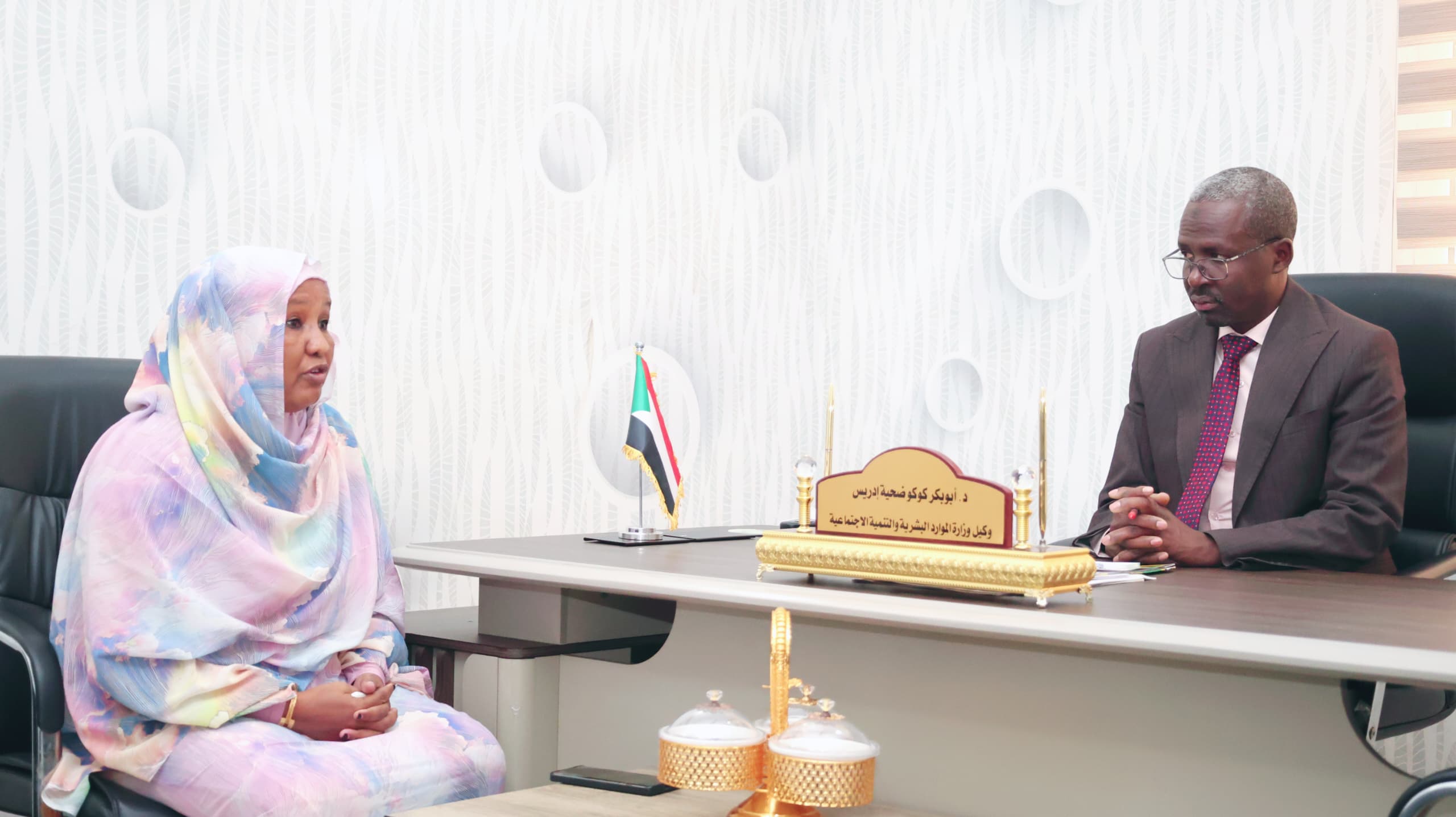 الموارد البشرية  تبحث احتياجات النازحين بمعسكر العفاض والمعسكرات الاخرى