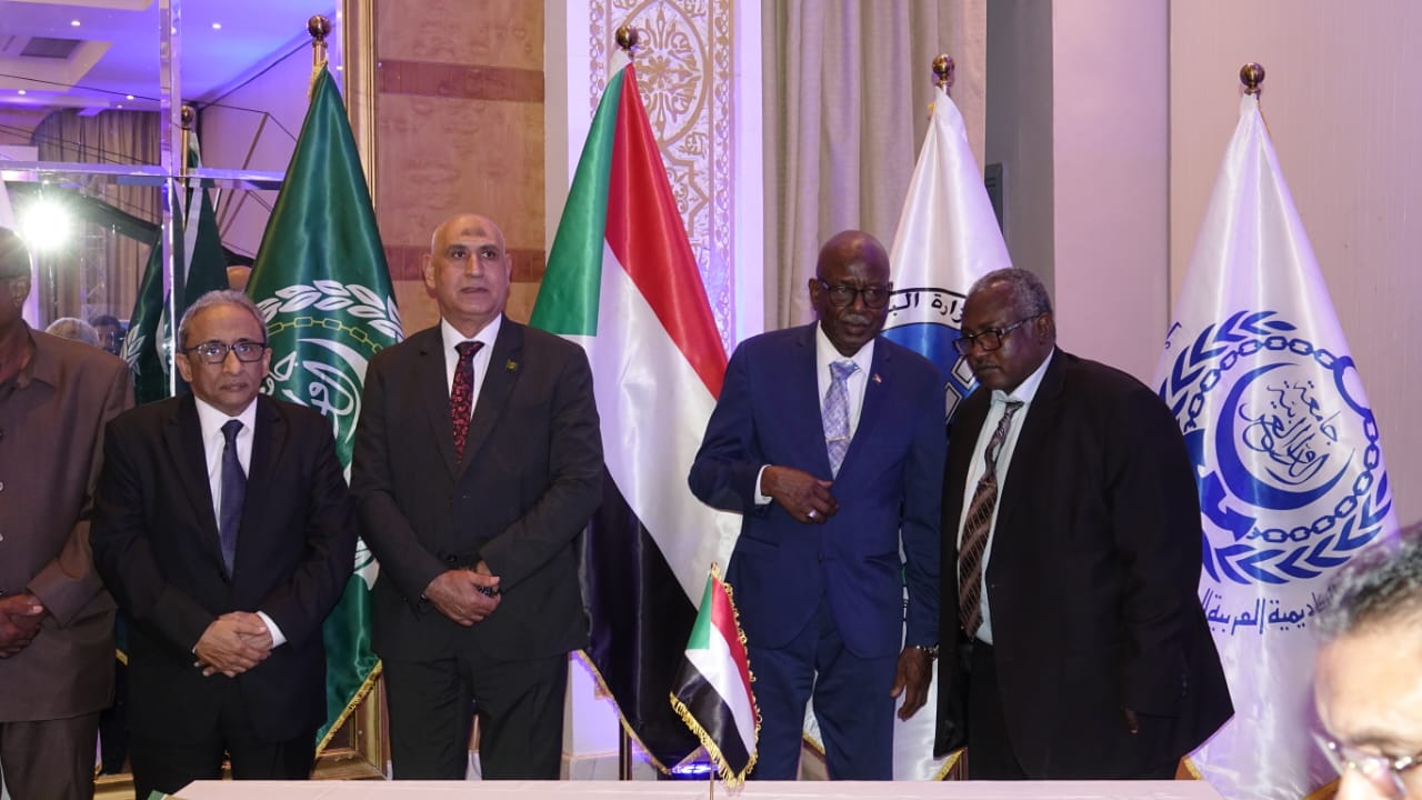 عرض دراسة متكاملة لتطوير النقل النهري في السودان