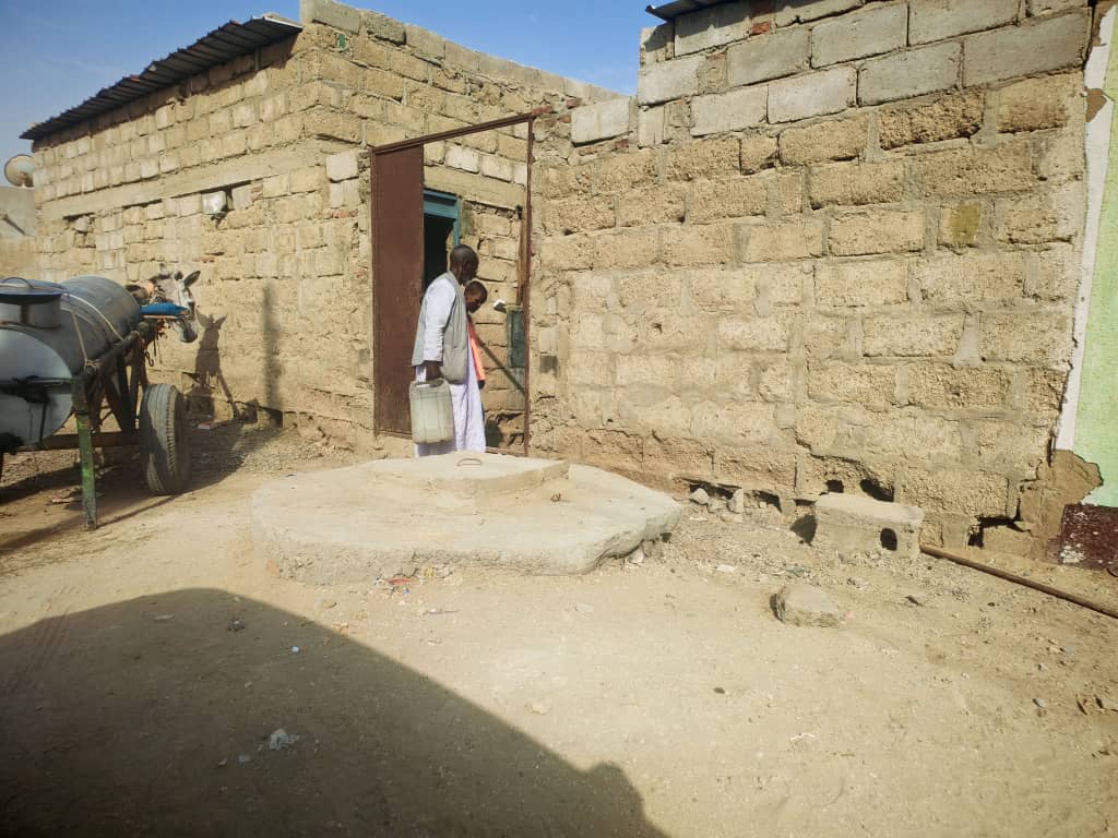 ملحمة إنسانية في بورتسودان: أب كفيف وابنه الصغير يضربان أروع أمثلة السعي والعمل الحلال