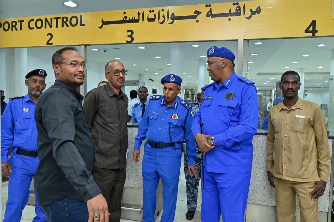 مدير الإدارة العامة للجوازات والهجرة يتفقد صالة جوازات مطار الخرطوم ومجمع خدمات الجمهور ببحري